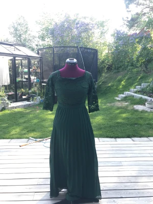 Grön balklänning  - en jättefin mörk grön balklänning som är lite för lång för mig som är 160. Endast testad. Från NLY EVE.