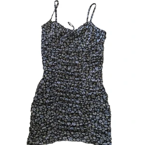 kort sommarklänning - superfin sommarklänning med blommor från h&m! den passar okej på mig som har s, men klänningen är stretchig så passar även större storlekar! köpt i somras och säljs inte mer❤️ superfint skick!