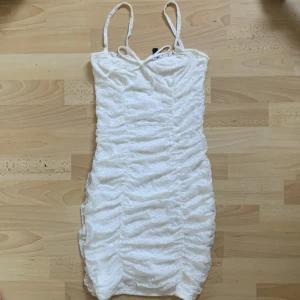 vit klänning - Otroligt fin klänning i mycket bra skick! Storlek är XXS men den passar även mig bra som är storlek S