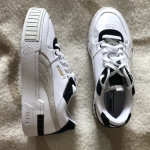 HELT NYA - Puma Cali Sport - Säljer mina helt oanvända puma sneakers pga för små:( bara att fråga om ni vill ha mer bilder eller info! Priset kan även diskuteras!  Nypris 999 kr. 