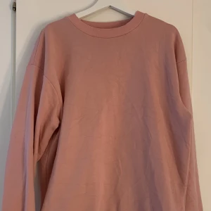 Rosa sweatshirt  - Fint skick och sparsamt använd då jag inte tycker att jag passar i färgen. S men skulle säga att den eventuellt är mer som en M