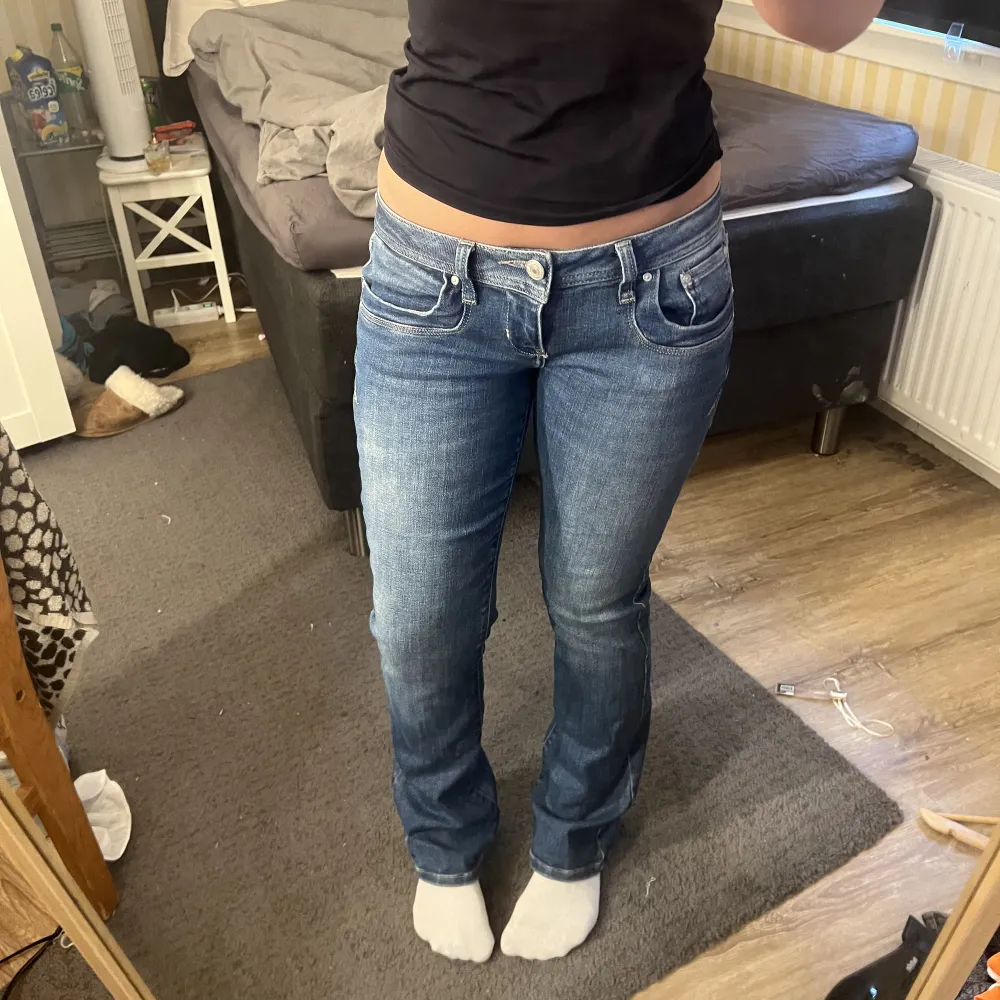 super snygga ltb jeans. modellen valerie. dom är bootcut och lågmidjade. väldigt bra skick. använda typ 1-2 gånger utanför hemmet,ananrs bara testade! ordinarie pris är 799💓 köpta på about you. skriv vid frågor eller köp. använd annars gärna köp nu.❤️. Jeans & Byxor.