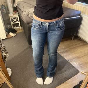 super snygga ltb jeans. modellen valerie. dom är bootcut och lågmidjade. väldigt bra skick. använda typ 1-2 gånger utanför hemmet,ananrs bara testade! ordinarie pris är 799💓 köpta på about you. skriv vid frågor eller köp. använd annars gärna köp nu.❤️