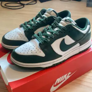 Michigan State dunks i relativt bra, använt skick.  Kommer med original låda.  Köpta från stockx för två år sen, kvitto finns. Säljer då de inte används så mycket längre.  Skriv gärna för fler bilder eller kvitto m.m.  