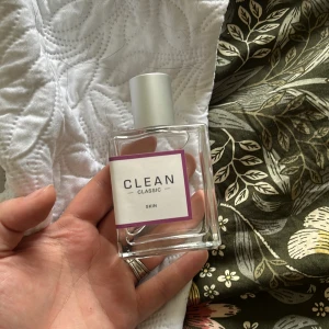 Clean parfym  - Nästan helt oanvänd parfym från Clean i doften Skin, 60 ml  Kostar i nypris 795kr. Pris kan diskuteras vid snabb affär