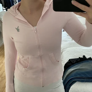 Playboy zip up hoodie - 2000s Playboy zip up hoodie i storlek 38. Något nopprig inuti men inget som syns när den är på! Finns inte att få tag på