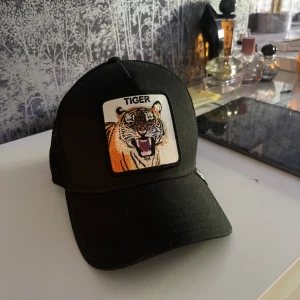 Goorin bros keps  - Säljer min Goorin Bros keps i modellen ”the tiger black trucker- goorin bros” Köpte kepsen är 2021 från hatstore, använt väldigt få gånger och i jätte fint skick. Skriv för fler bilder 