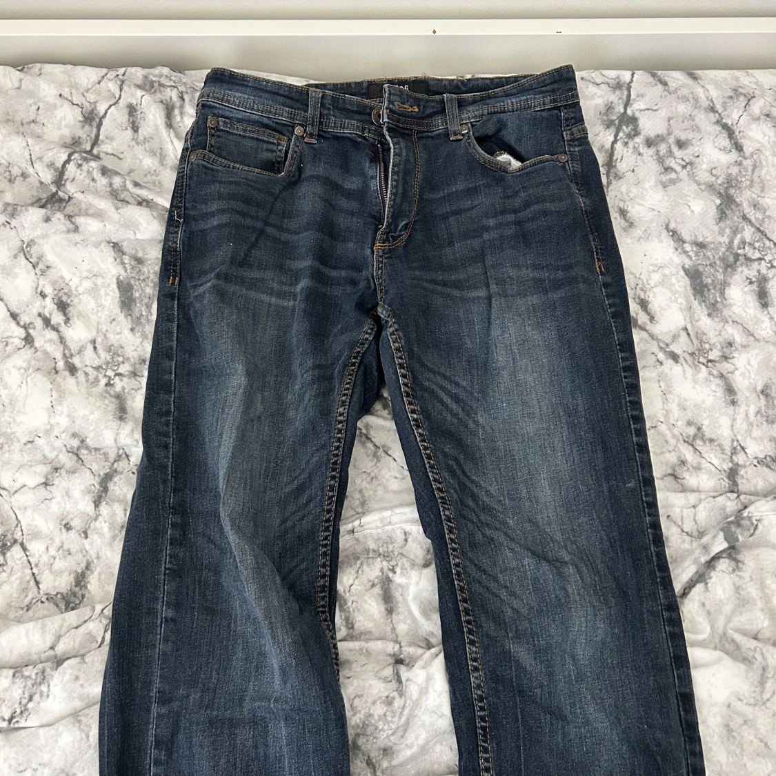 Mörkblåa jeans