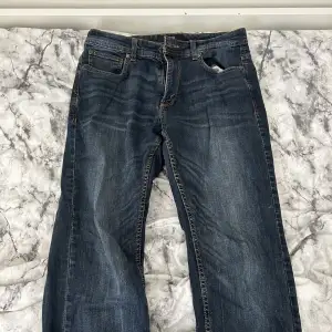 Mörkblåa jeans, storlek 30/30