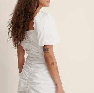 Studentklänning - Stressad inför studenten? Här är den perfekta klänningen!! Helt ny och oanvänd. Svarar snabbt!💌