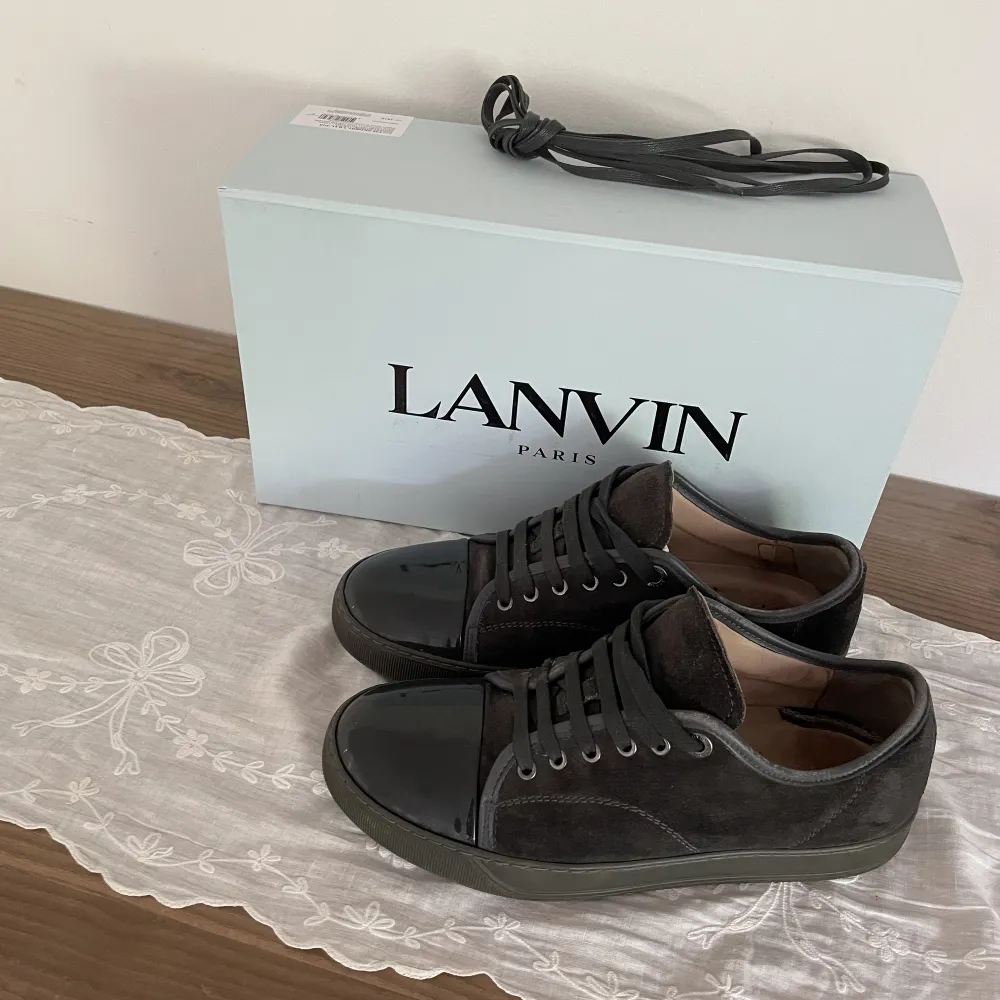 Ett par gråa Lanvins som är i använt men gott skick. Skorna är i storlek 40 EU, är stora i storleken. Låda och nya skosnören medföljer.  För frågor och mer bilder är det bara att skriva. Skor.