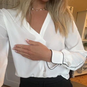 Blus - Blus från mango mdd svarta detaljer, storlek s 