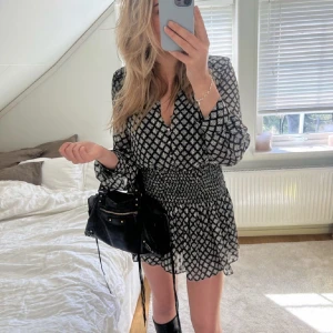 Zara klänning - Säljer nu denna snygga klänningen från zara i toppskick då jag har fler som jag använder mer, skriv om ni undrar något!💗💗