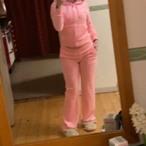 Juicy couture byxor - Juicy couture byxor i storlek S. Färgen cotton candy.  Jättebra skick. Kan mötas eller köpare står för frakt.❤️ 