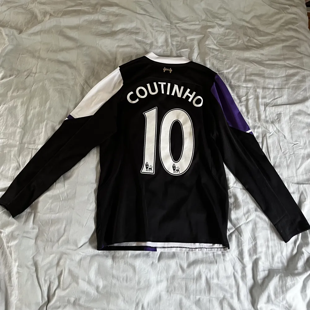 Säljer min Philippe Coutinho longsleeve tredje tröja från säsongen 2013-2014! Mycket ovanlig tröja köpt på Anfield! Skick 10/10 och helt oanvänd! Om ni har några frågor hör av er. Köparen står för frakten! O. Hoodies.