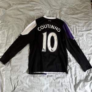 Säljer min Philippe Coutinho longsleeve tredje tröja från säsongen 2013-2014! Mycket ovanlig tröja köpt på Anfield! Skick 10/10 och helt oanvänd! Om ni har några frågor hör av er. Köparen står för frakten! O