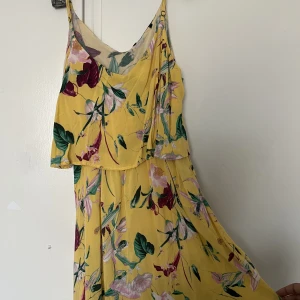 Vero moda klänning  - En klänning från vero moda. Är i nyskick o aldrig använd. Prislappen av och själva storlek saken från nacken är av för den syntes när den prövades. Tryck gärna på köp nu och köparen står för frakten 💞💞