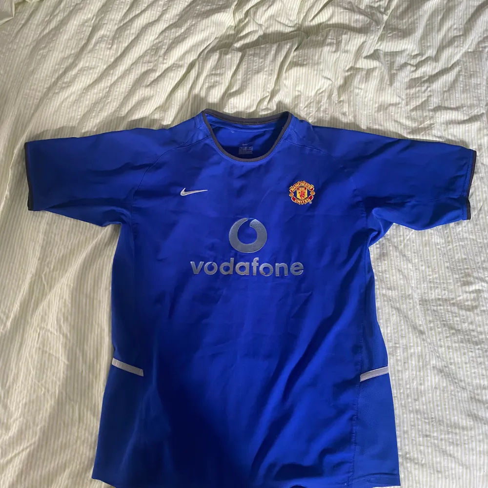Vintage man united tröja från säsongen 2002/03. . T-shirts.