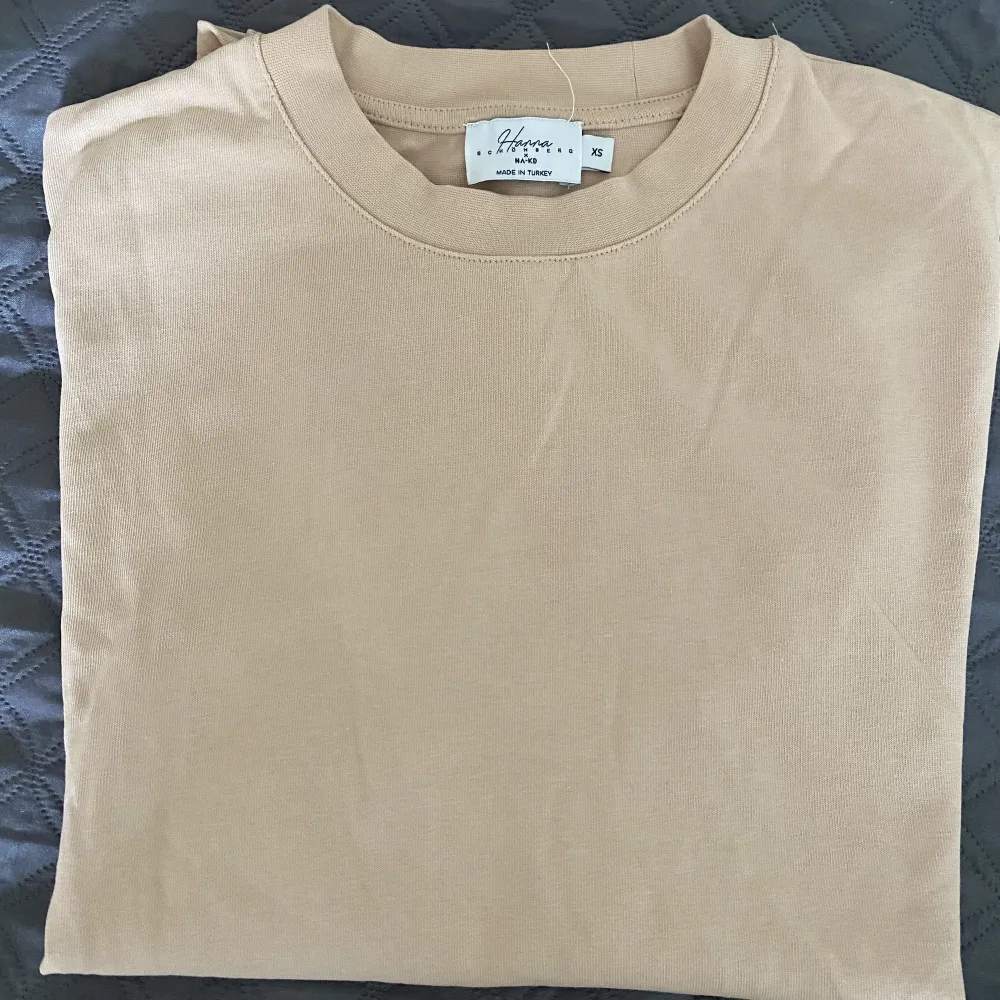 Snygg oversized t-shirt från Hanna Schönbergs kollektion med NA-KD (slusåld)💕Nyskick då färgen inte passar mig :( Lite mer aprikos i verkligen 🤗 Köparen står för frakt . T-shirts.