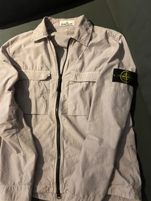 Stone island overshirt - Detta är en Stone island overshirt. Använt den sparsamt och därmed är skicket 9/10. Ny pris runt 3500 kr. Hör av dig för fler frågor.