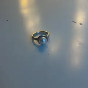 En fin stor ring med en pärla! Säljer den för att den kommer inte koma till användning!
