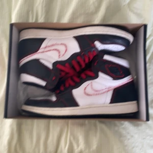 Air Jordan 1 High Defiant - Säljer ett år AJ1 Defiant i storlek 47!  All OG, köpta på plug me please för 3500:- Skick: 8/10 