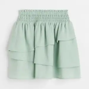 Säljer denna superfina gröna volang kjol köpt i Portugal förra året på hm! Ansvällde den aldrig men den sitter perfekt o inte super kort där bak❤️❤️ storlek 134/140😱 men passar mig som är xxs/ xs så aa haha