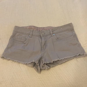 Lågmidjade jeans shorts  - Säljer denhär fina jeans shortsen! Midjemått:38 cm rakt över 