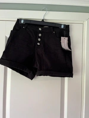 Jeansshorts  - Superfina jeansshorts ifrån Ullared, ändrat testade. Nypris - 149kr mitt pris - 99kr + frakt. Storlek 36.