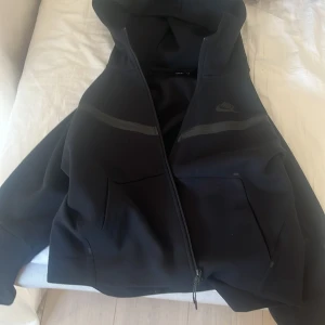 Nike tech tjej model  - Jag säljer min svarta Nike tech i tjej modellen för att den är för kort i armarna och för jag inte använder den så mycket. Den är inte så använd och den är hel