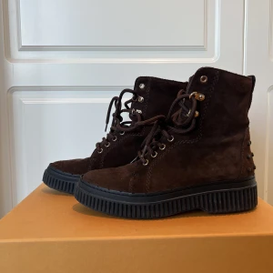 Tods boots - Bra skick, ny pris 6000 kr, lådan ingår