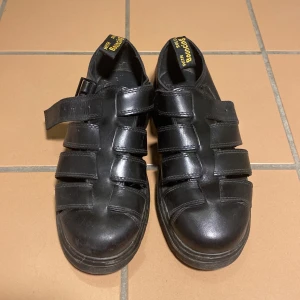 Dr. Martens sandaler - Säljer p.g.a. för små för mig. Ursprungspris: 1.300 Knappt använda, i gott skick.