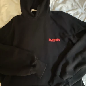 Playboy hoodie - Oversized playboy hoodie från missguided! Trycket har tyvärr blekts i tvätten🤍 står ingen storlek i tröjan men den passar alla storlekar upp till M/L då den är oversized!
