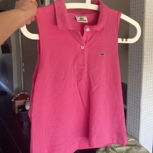 Lacoste piké  - Detta är storlek 42 men den är som en M tycker jag. Köpt vintage 