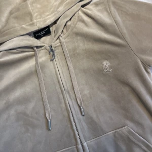 Jucie tröja  - Säljer en begie jucie tröja skriv bara om ni har några funderingar.💗