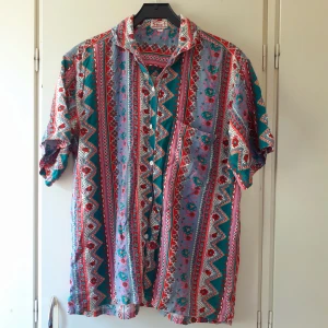 Skjorta - Fin sommarskjorta i mycket bra skick. Färgglatt tyg, vita knappar och en ficka på höger sida. Storleken står inte men skulle upskatta den till en M eller lite oversize S. 🌼 Frakt: 60 kr