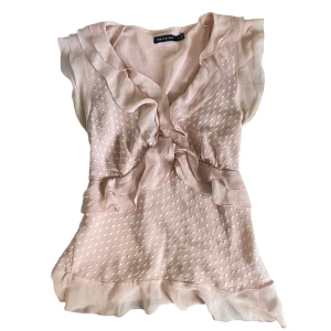 Volang topp - Volang topp. Har en fläck längst upp i ryggen syns på bild 2 och 3. (inte testat att få bort). Storlek M men sitter som en S. Kontakta vid intresse <3