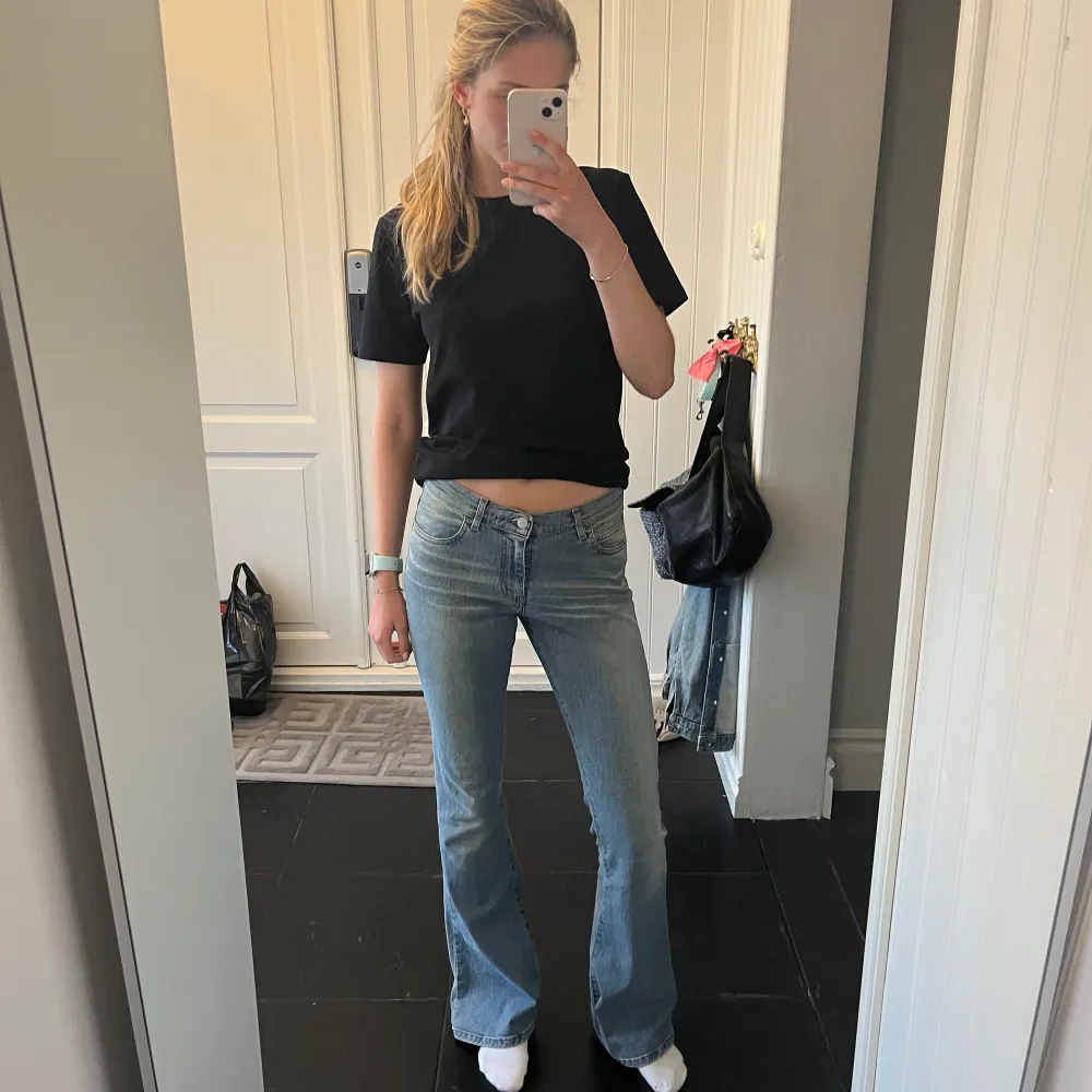 Lågmidjade bootcut jeans från Miss sixty. Köpte second hand i Paris. Jag är 165cm lång och brukar bära strök 34. Jeans & Byxor.
