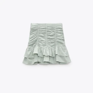 Zara kjol - Säljer denna mintgröna trendiga kjolen från zara då den inte riktigt är i min stil. Den är helt oanvänd och lappen finns kvar. Kontakta privat för bilder🥰