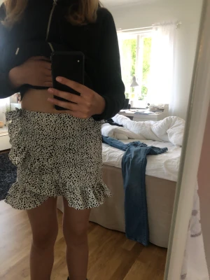 Kjol - Jättesöt kjol❤️kjolen är stor i storlek , jag är 164 och den börjar bli lite liten för mig🌞skulle tro att den passar utmärkt på en person som är runt 158-160🔥