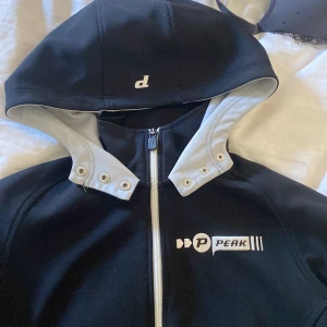 Peak performance  - Så skön utetröja/tunn jacka. Från peak. Strl S