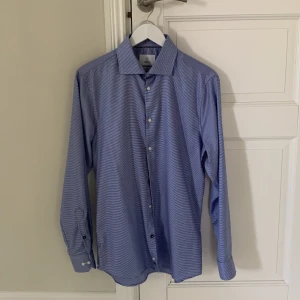Skjorta Bläck M - Oanvänd herrskjorta från Bläck i strl M Regular fit. Mycket gott skick.