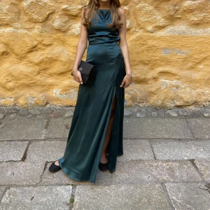 Balklänning - Säljer min balklänning som är använd sparsamt. Som nyskick!  Säljer min för 400 men finns på bubbleroom för 1199kr👗