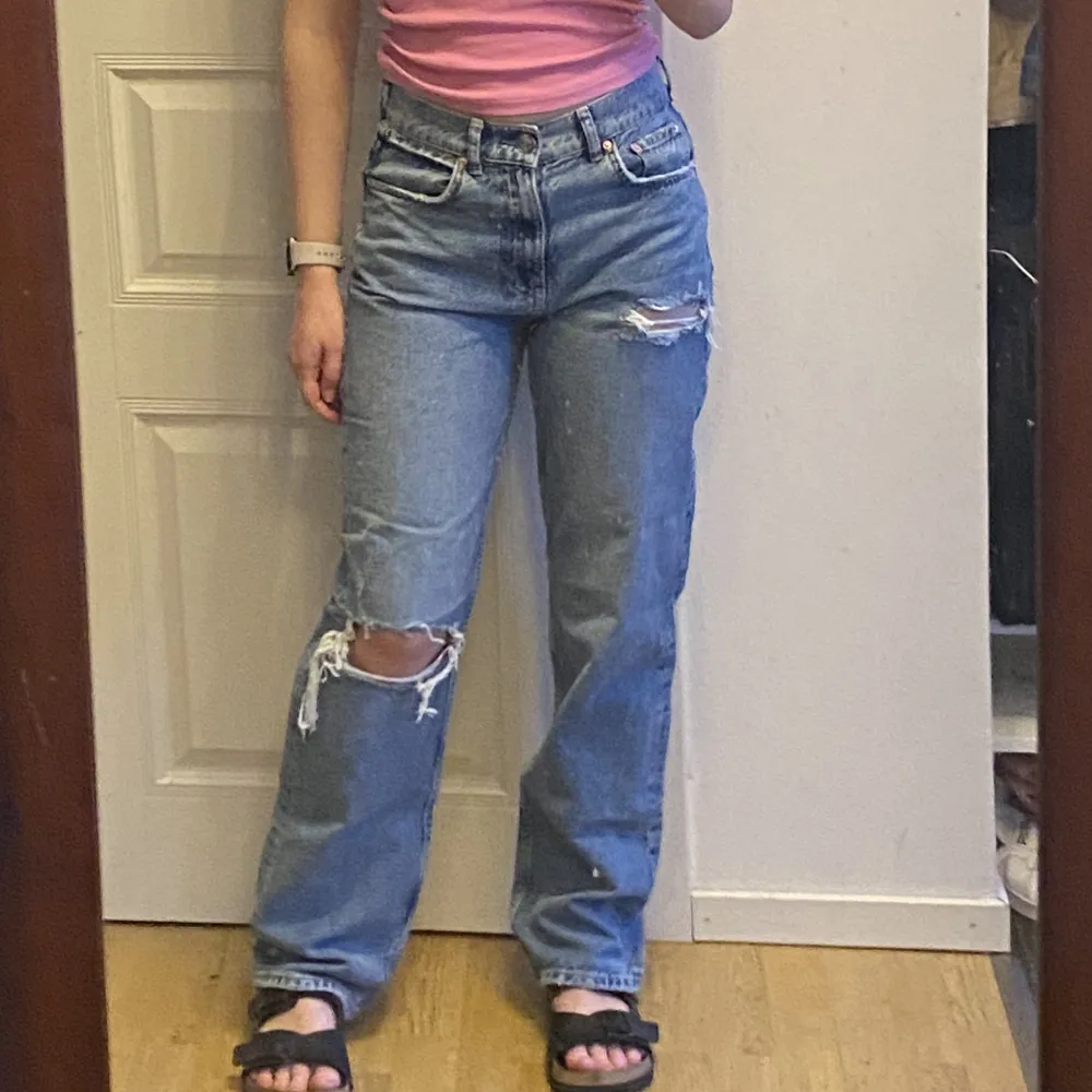 Mid waist jeans från Gina Tricot. Använda fåtal gånger och är i väldigt bra skick. Storlek 34🫶. Jeans & Byxor.