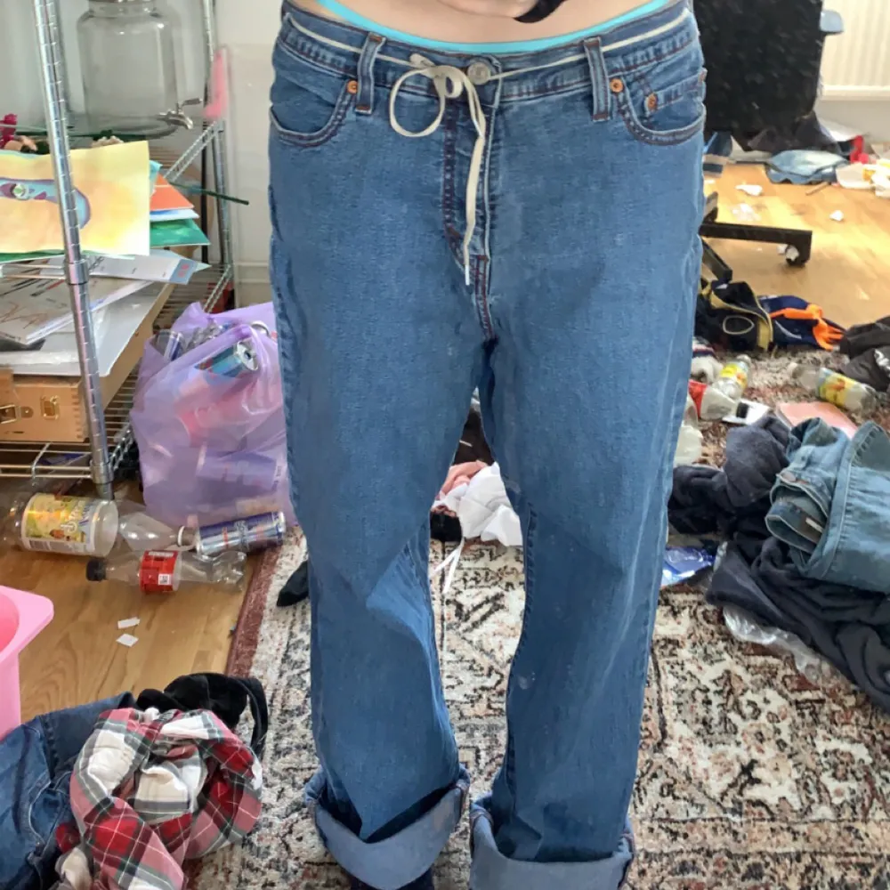 Levi’s baggy jeans i bra skick, säljer pga använder inte mycket och dem är för långa för mig. Fungerar för olika längder då de bara är o vika upp dom ifall man behöver ha dom kortare. Skriv privat ifall ni har några frågor. Pris kan diskuteras!. Jeans & Byxor.