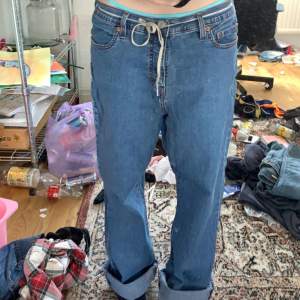 Levi’s baggy jeans i bra skick, säljer pga använder inte mycket och dem är för långa för mig. Fungerar för olika längder då de bara är o vika upp dom ifall man behöver ha dom kortare. Skriv privat ifall ni har några frågor. Pris kan diskuteras!