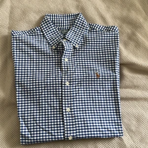 Ralph Lauren skjorta - Blå/vit rutig skjorta från Ralph Lauren, slim fit.