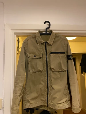 Stone Island overshirt - Säljer min Stone Island Overshirt som är mycket varsamt använd. 