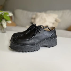 Arket Chunky Leather Moc - Ett par måttligt använda väl omhändertagna mockasin skor från Arket. Storlek 41 men passar dig som har 41,5 eller 42 i sneakers.