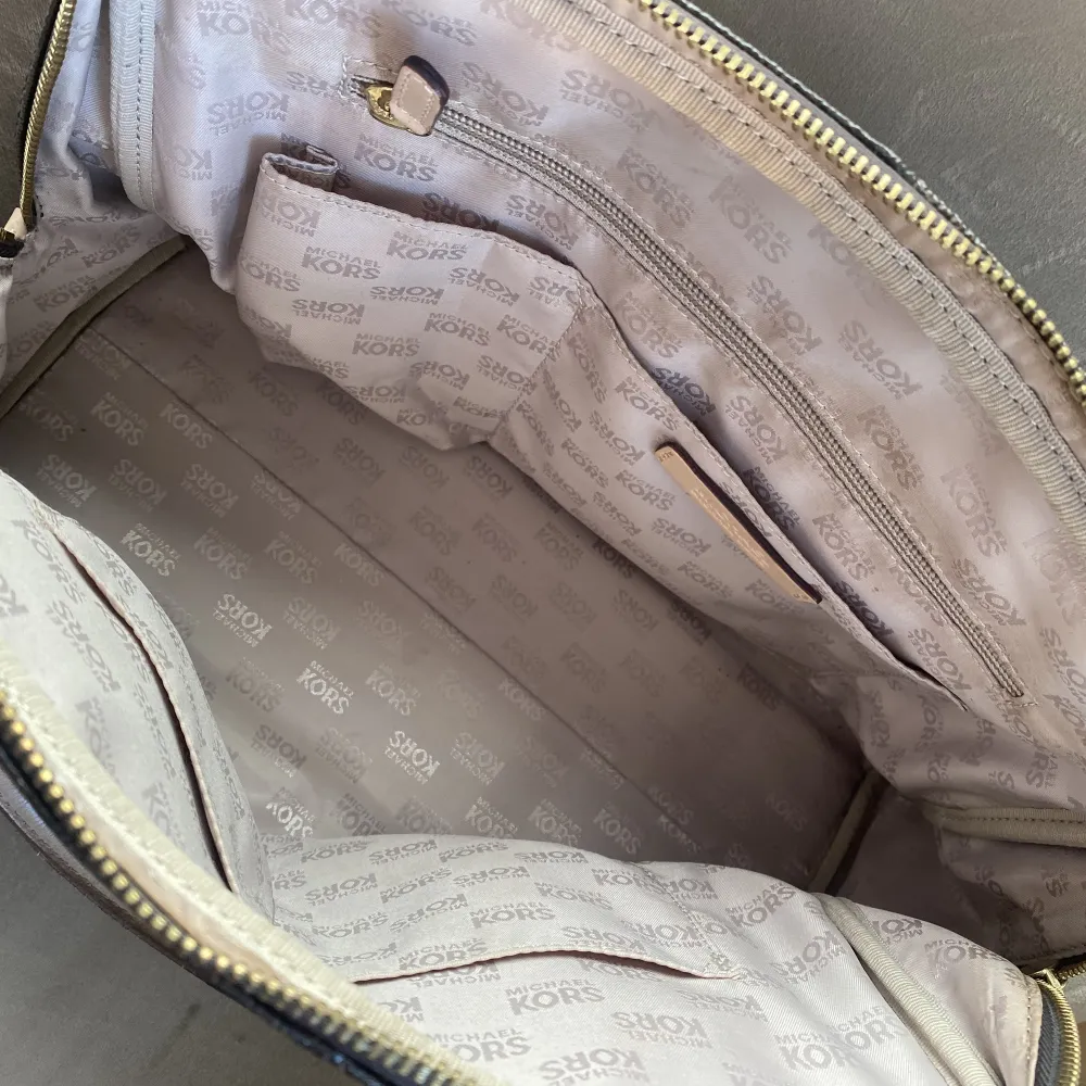 Michael Kors handväska i brunt, använd ett fåtal gånger.. Väskor.